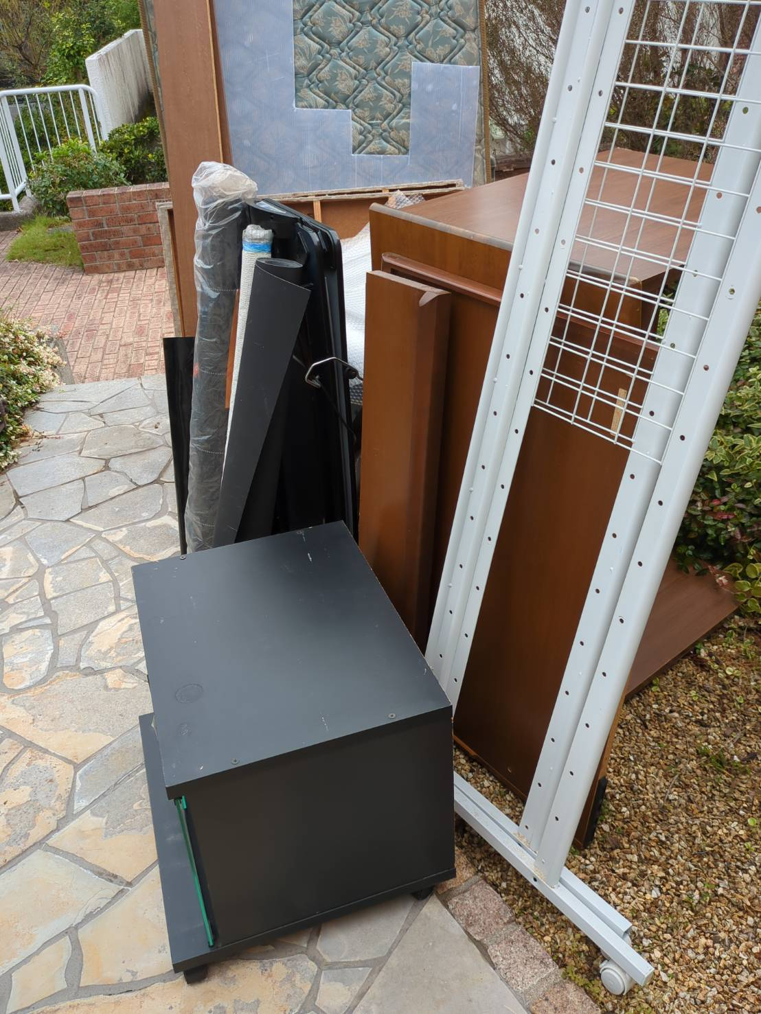 和泉市光明台で回収前にお客様が庭に出してくれたベッドフレーム・マットレス・テレビ台・小型家具・日用品の不用品