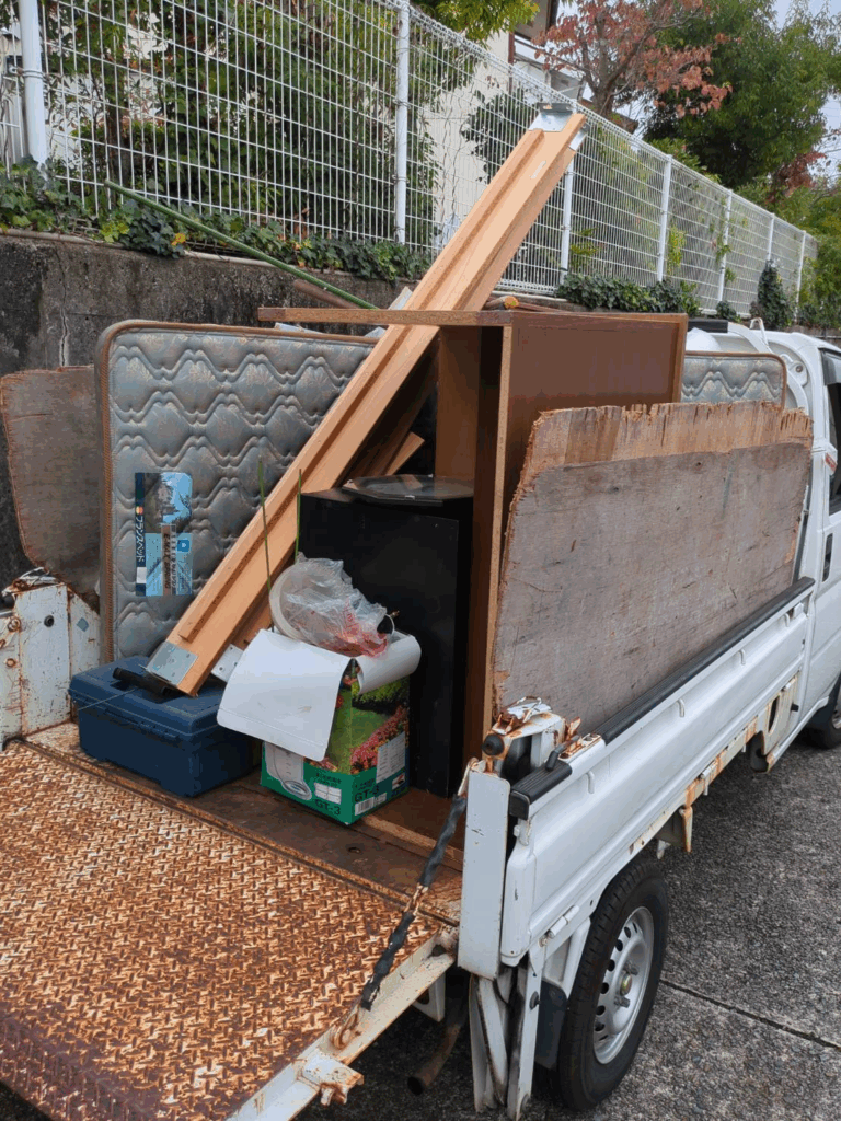 和泉市光明台で回収した不用品を軽トラック荷台へ積み込んだ後の様子。ベッドフレームやマットレス、テレビ台、小型家具、日用品をまとめて積載