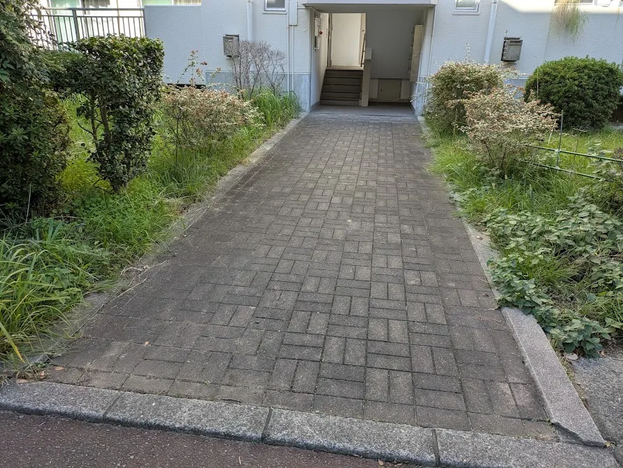 堺市南区原山台の団地1階にある階段と、その前に広がる比較的広い通路の様子（搬出経路の確認用）