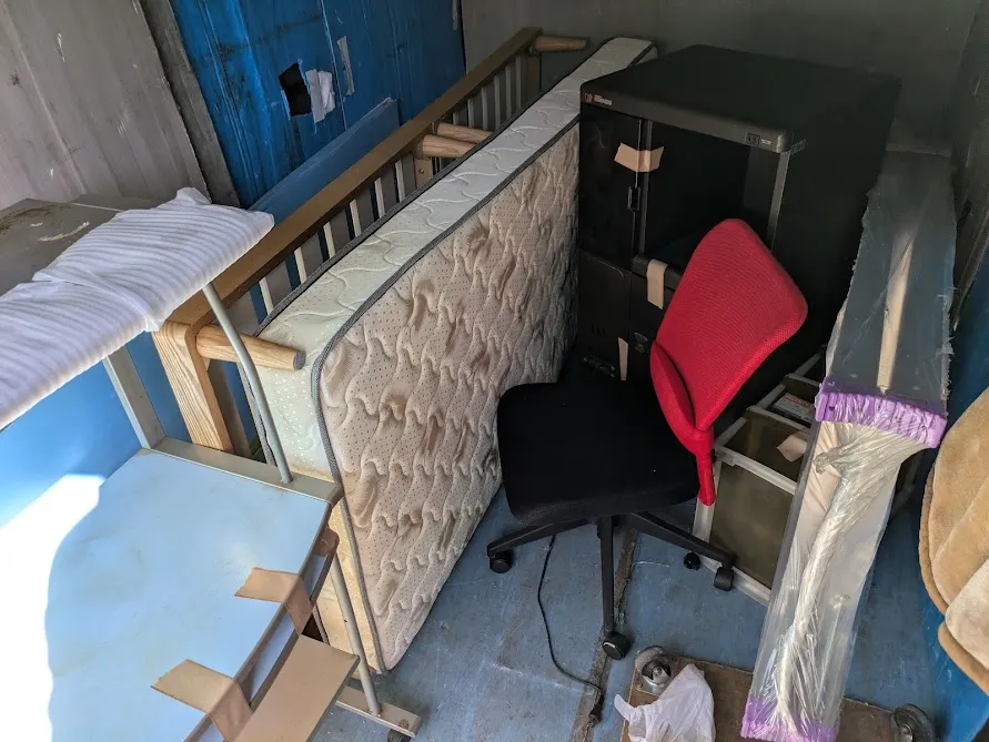 堺市南区原山台で回収した不用品一式（ベッド・マットレス・ベッド台・レンジ台・パソコンラック・回転いす などの積み込み作業）