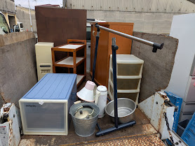 軽トラック5,980円プランで回収した不用品。少量の家具や日用品を荷台に積んだ回収例