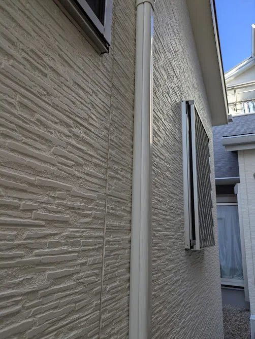 エアコン配管のプラスチック製化粧カバー付き。取り外しは有料になる可能性があります