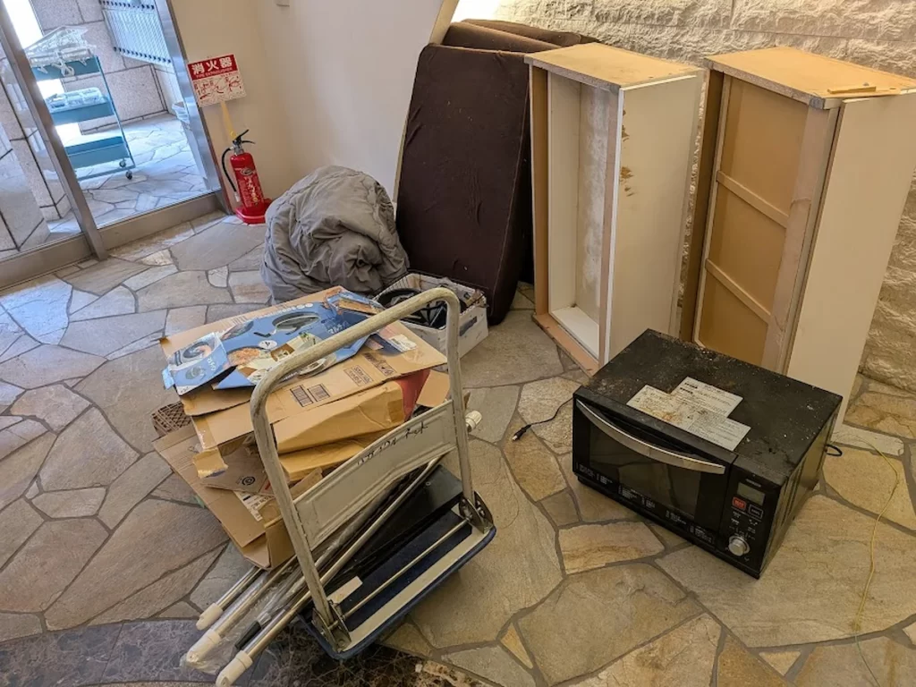 大阪市淀川区マンションのエレベーターホールにまとめた不用品回収前