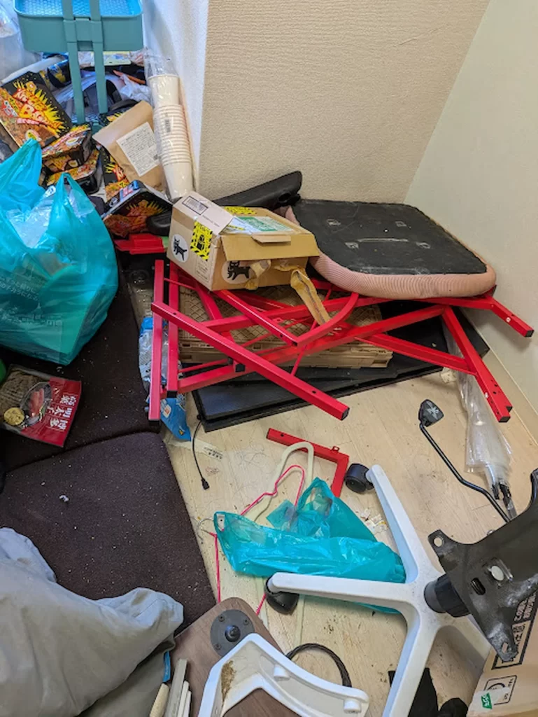 大阪市淀川区マンションの一人暮らし用小型家具(イス・キッチンワゴン)回収前