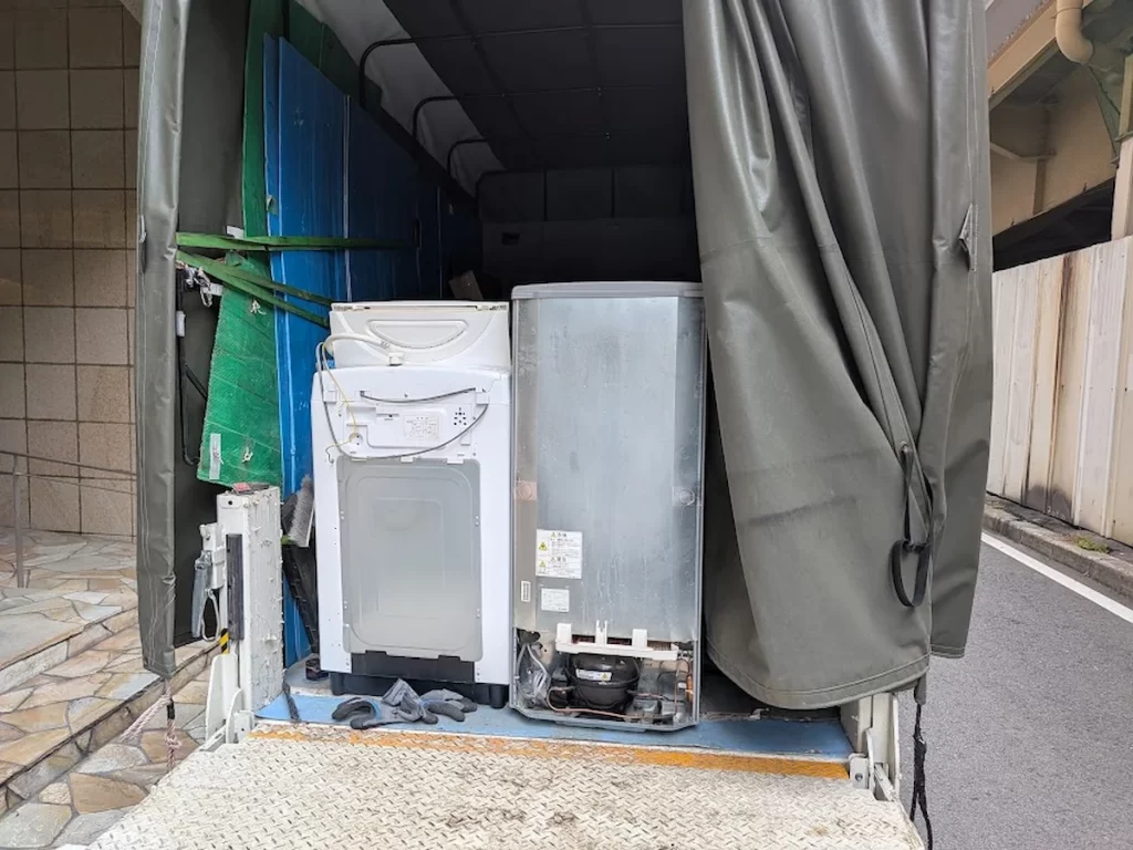 大阪市淀川区マンションのエレベーターホールにまとめた不用品回収前